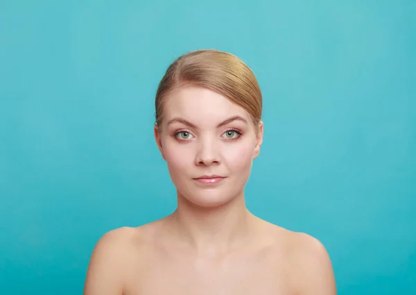 Красивая женщина с голыми плечами — стоковое фото