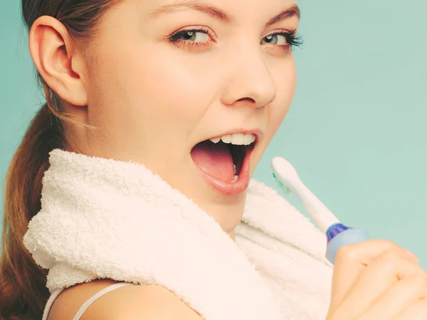 Girl singing using toothbrush. — Stock Photo, Image