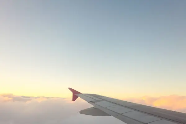 Uitzicht vanuit vliegtuig raam, wolk lucht — Stockfoto