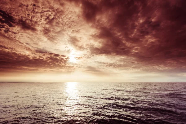 Piękny zachód słońca nad morzem ocean — Zdjęcie stockowe
