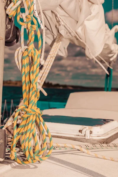 Closeup detalhada de aparelhamento em barco à vela — Fotografia de Stock