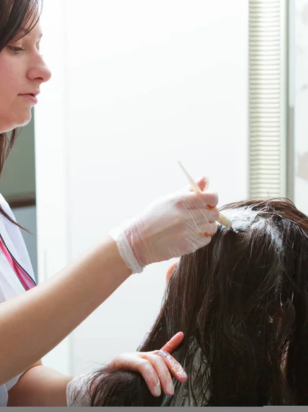 Женщина раскрашивает волосы в салоне красоты — стоковое фото