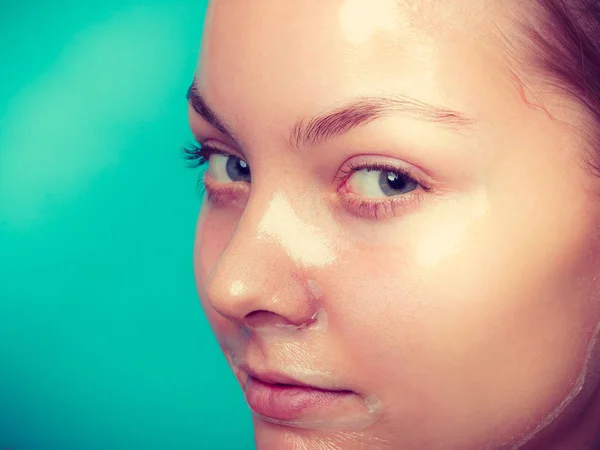 Mujer en la piel facial de la máscara . — Foto de Stock