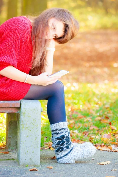 Mujer triste en el parque con teléfono . —  Fotos de Stock