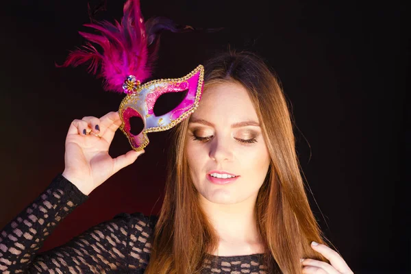 Kadın karnaval maskesi Portre tutar — Stok fotoğraf