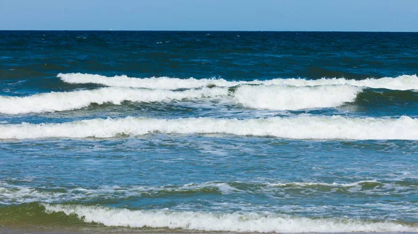 Sea with waves, seaside caputred in summer — Stock Photo, Image