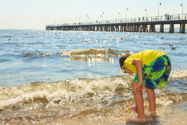 Garçon marche sur la plage . — Photo