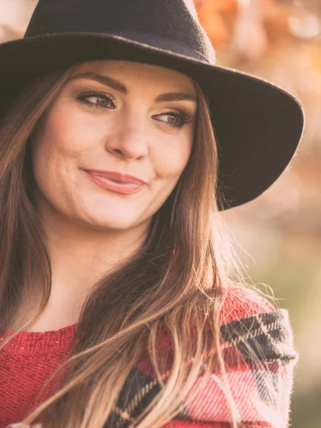 Charming woman walking in autumnal park — Stock Photo, Image