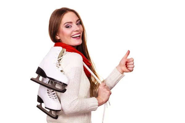 Mulher sorridente com patins no gelo — Fotografia de Stock