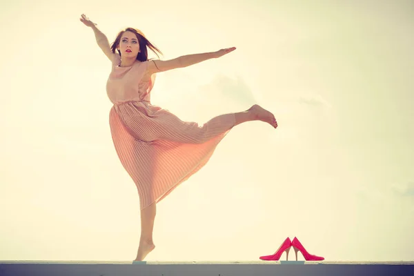 Mujer bailando vistiendo vestido largo rosa claro —  Fotos de Stock