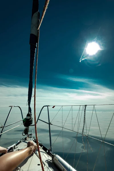 Yachting op zeilboot tijdens zonnig weer — Stockfoto