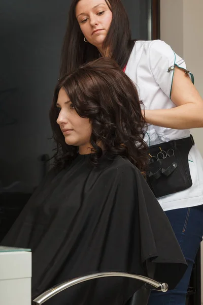 Mujer haciendo su peinado en peluquería — Foto de Stock