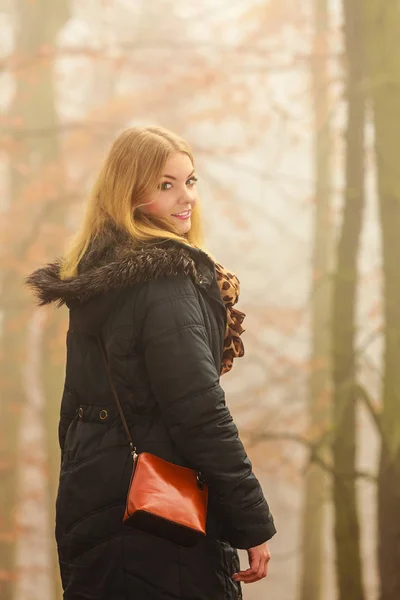 Donna che cammina nel parco in giorno nebbioso — Foto Stock