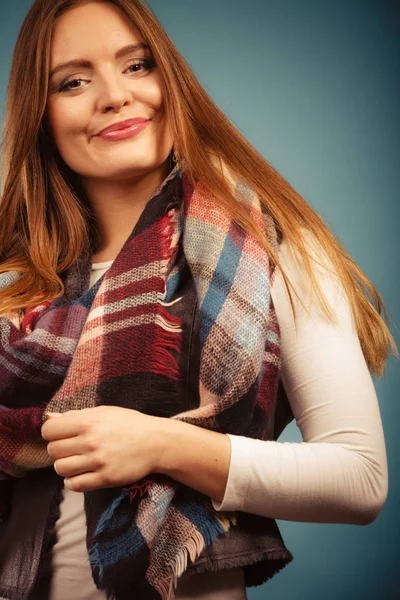 Menina positiva em roupas da temporada de outono — Fotografia de Stock