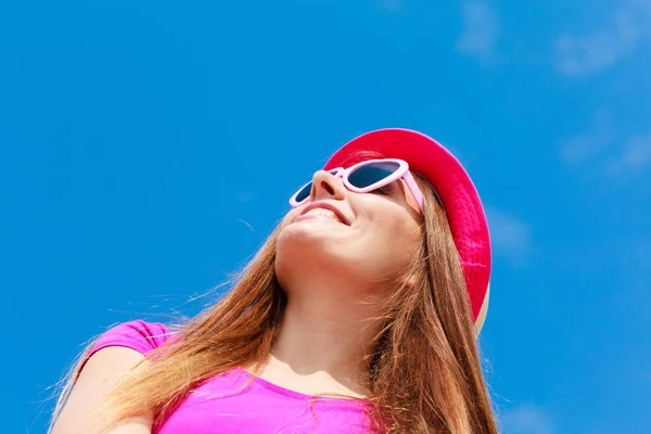 Woman wearing heart shaped sunglasses and hat — Stock Photo, Image