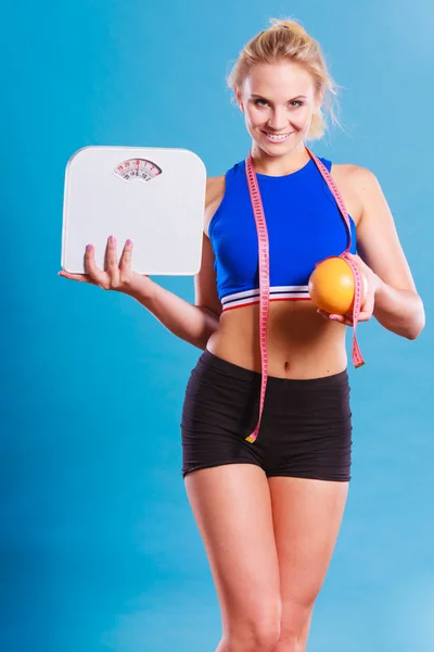 Підходить жінка тримає вагу грейпфрута — стокове фото