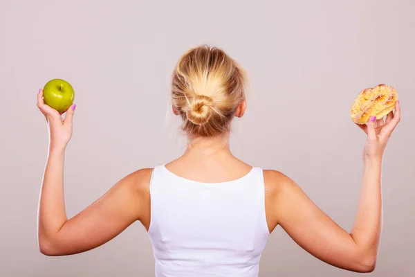 Frau hält Kuchen und Obst in der Hand — Stockfoto