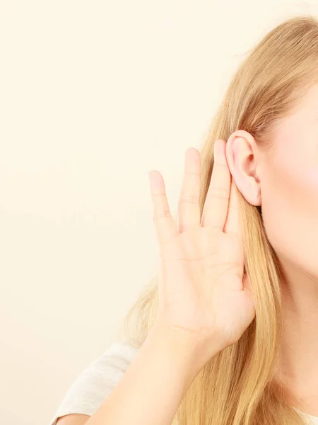 Woman putting hand ear to hear better — Stock Photo, Image