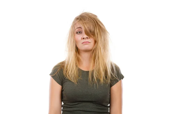 Mulher loira triste com cabelo bagunçado — Fotografia de Stock