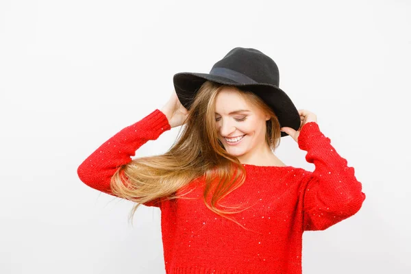 Sorridente bella ragazza con i capelli castani e cappello nero . — Foto Stock