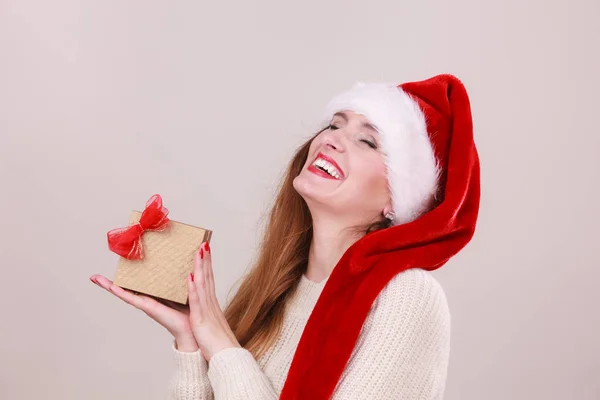 Mujer sosteniendo caja de regalo. Tiempo de Navidad — Foto de Stock