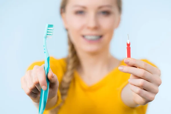 Kobieta uśmiechnięta myjąca zęby aparatem na zęby — Zdjęcie stockowe