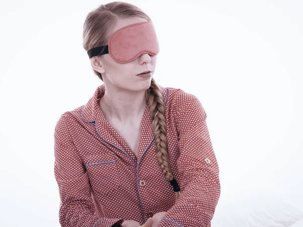 Mujer somnolienta con banda rosa en los ojos —  Fotos de Stock