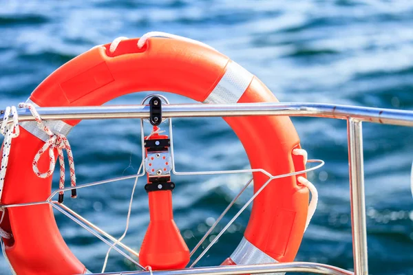 Yelkenli tekne sırasında kurtarma yüzüğü cruise — Stok fotoğraf