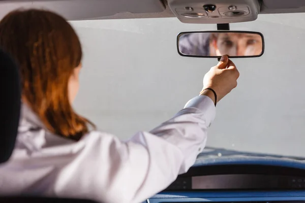 Hombre en coche mirando el espejo en el interior — Foto de Stock