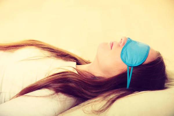 Brunette woman sleeping in blue eye sleep mask — Stock Photo, Image