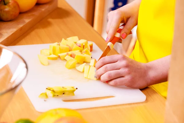 Mujer ama de casa en cocina cortando frutas de manzana — Foto de Stock