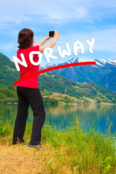 Turista tirar fotos no fiorde norwegian — Fotografia de Stock