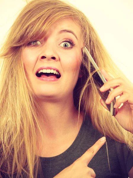 Jeune femme folle parlant au téléphone — Photo
