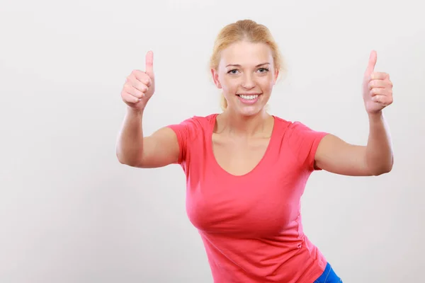 Mujer feliz mostrando los pulgares hacia arriba gesto —  Fotos de Stock