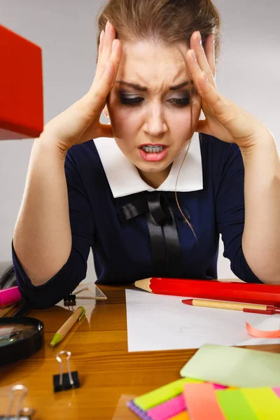 Depressive Geschäftsfrau sitzt am Schreibtisch — Stockfoto