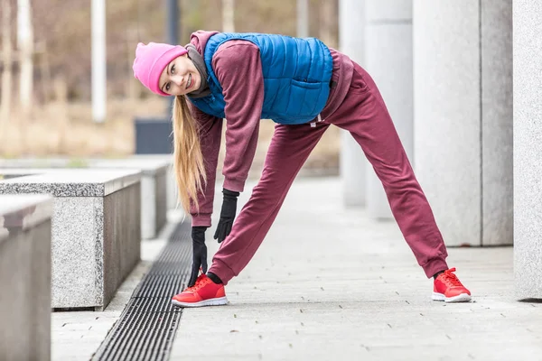 Deportiva chica estiramiento al aire libre en la calle de la ciudad . — Foto de Stock