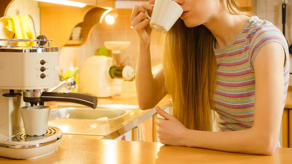 Frau in Küche kocht Kaffee aus Maschine — Stockfoto