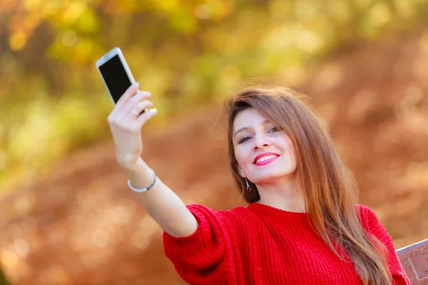 Preciosa chica con teléfono inteligente tomar foto selfie . — Foto de Stock