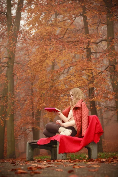 Jovencita con literatura . —  Fotos de Stock