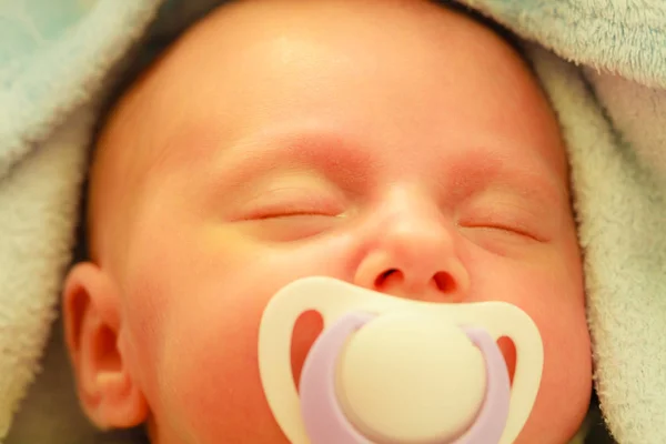 口の中で乳首と眠る小さな新生児のクローズ アップ — ストック写真
