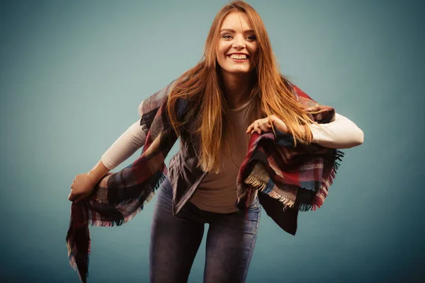 Chica alegre en ropa de temporada de otoño — Foto de Stock