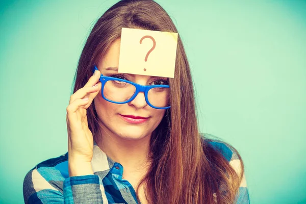 Mujer pensante con gafas grandes y bombilla —  Fotos de Stock