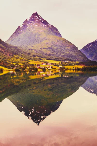 Reflexão de montanhas no lago fiorde norwegian — Fotografia de Stock