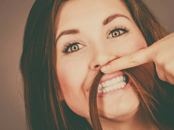 Kvinnan ha kul med hennes hår gör moustache — Stockfoto