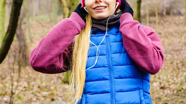 Adolescente ragazza sportiva ascoltare musica all'aperto . — Foto Stock