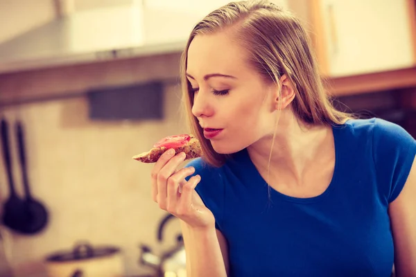 Vrouw met gezond ontbijt eten boterham — Stockfoto