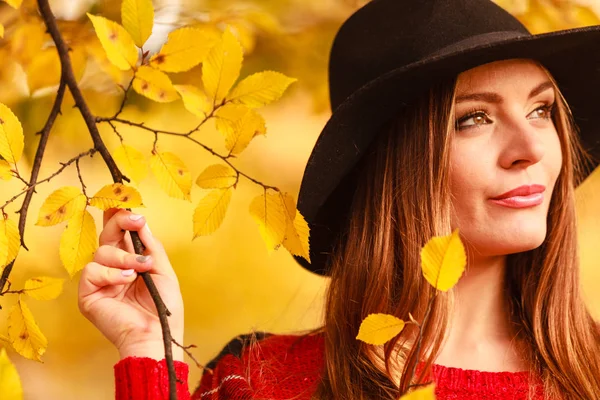 Affascinante donna a piedi nel parco autunnale — Foto Stock