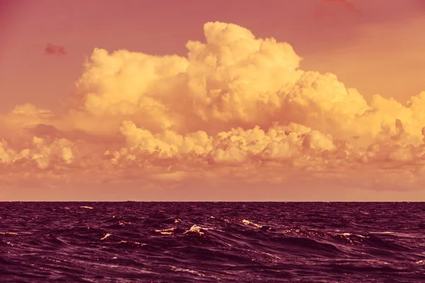 Belo pôr do sol no mar oceano — Fotografia de Stock