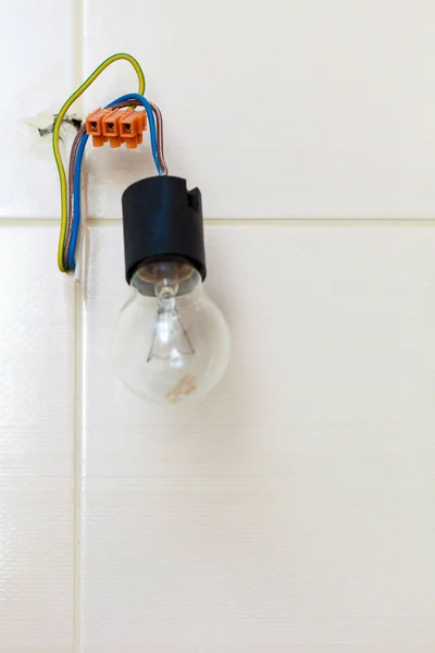 Pequena lâmpada pendurada em fios — Fotografia de Stock