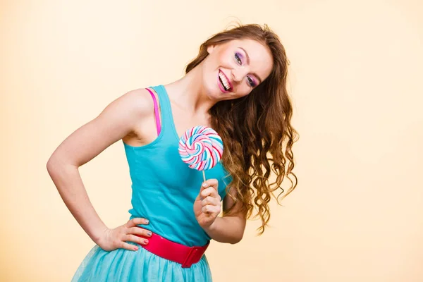 Mulher menina alegre com doces pirulito — Fotografia de Stock